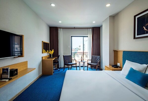 ห้องลักซ์ชัวรี่ดับเบิล, เตียงใหญ่ 1 เตียง, ระเบียง, วิวเมือง | ผ้าปูที่นอนฝ้ายอียิปต์, เครื่องนอนระดับพรีเมียม