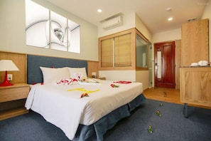 Deluxe Double Room, 1 Double Bed, City View | Egyptian cotton sheets, premium bedding, pillow-top beds, minibar - Golden Dragon Hotel Sai Gon (Ho Chi Minh City)