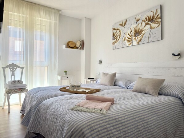 2 habitaciones, tabla de planchar con plancha y ropa de cama 