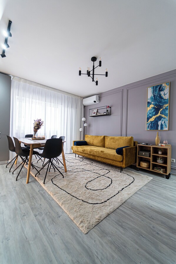 Smart TV - Delux Suite features 100 m2 of 2 bedrooms apartment in Bacău, near Arena Mall (Bacău)