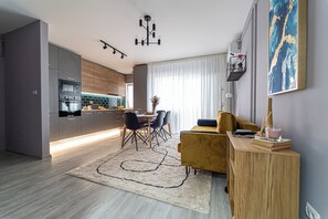 Et moderne køkken med spiseplads, en sofa og et sofabord.