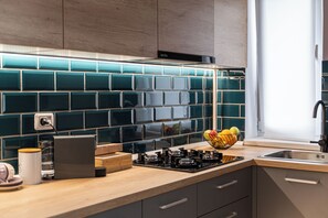 Frigorifero, microonde, forno, piano cottura