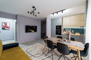 Dining - Delux Suite features 100 m2 of 2 bedrooms apartment in Bacău, near Arena Mall (Bacău)