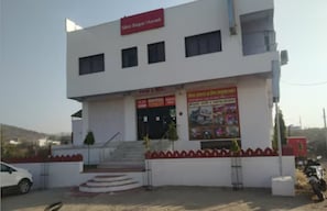 Vista frontal de la propiedad