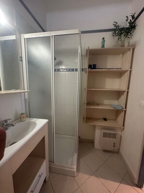 مناشف، صابون، شامبو، ورق حمّام