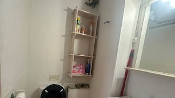 Toallas, jabón, shampoo, papel higiénico