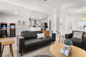 Televisor, llar de foc i oficines 