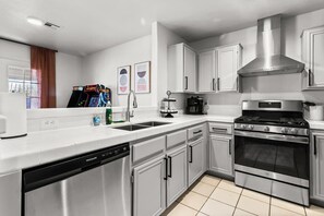 Frigorífic, microones, forn i placa de cuina 