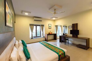 ห้องพรีเมียม | ผ้าม่านกันแสง, เตารีด/โต๊ะรีดผ้า, ผ้าปูที่นอน