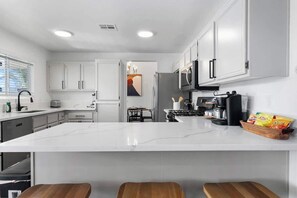 Frigorífic, microones, forn i placa de cuina 