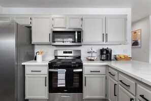 Frigorífic, microones, forn i placa de cuina 