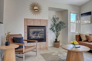 Una televisión, una chimenea, una oficina