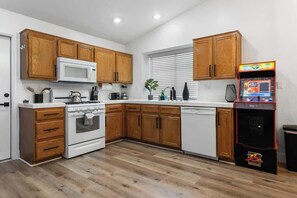 Frigorífic, microones, forn i placa de cuina 