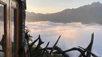 Deluxe Twin Room, Mountain View | Minibar, free WiFi, bed sheets