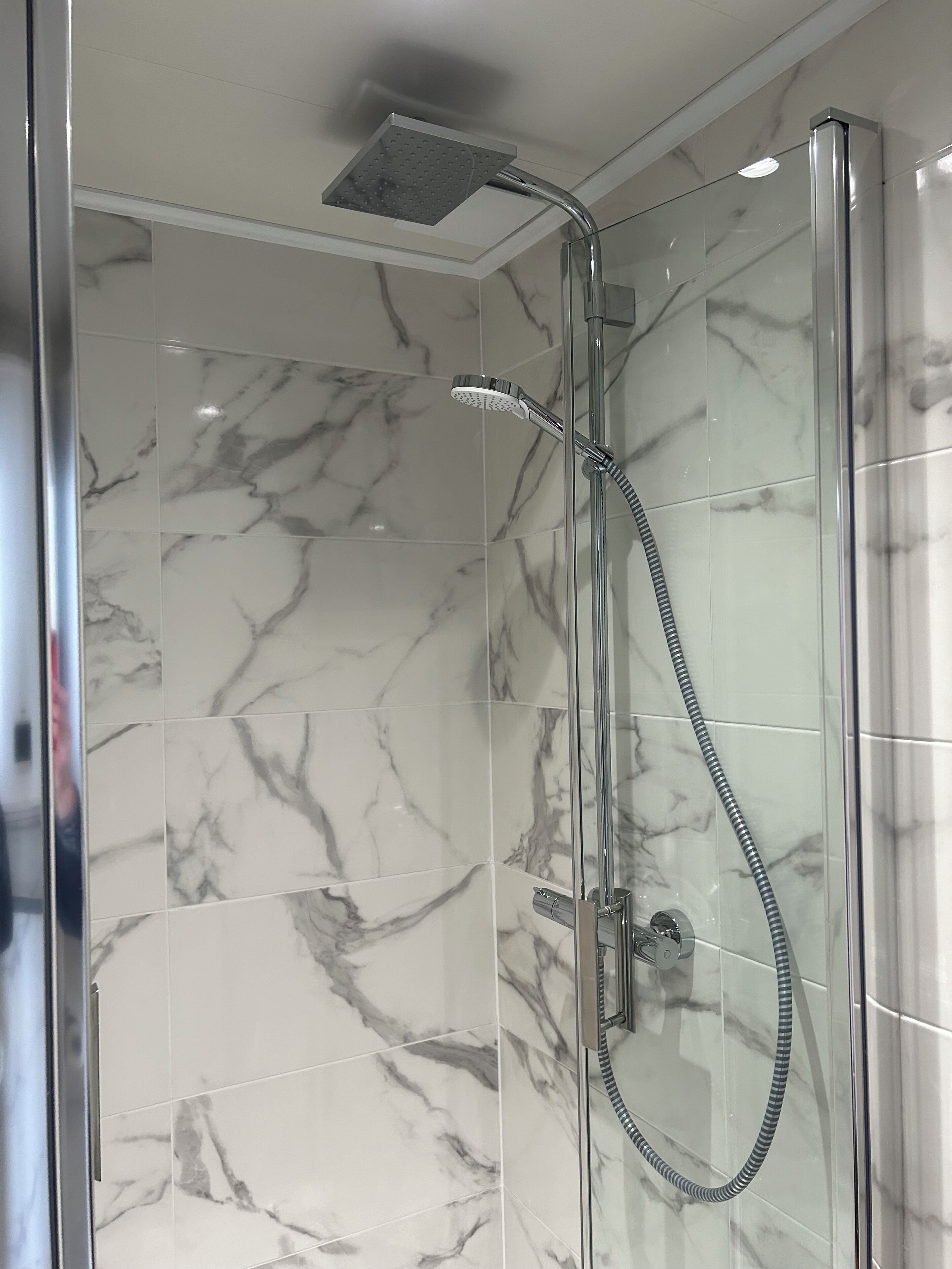 Douche, serviettes fournies, papier toilette