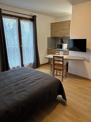 1 bedroom, bed sheets - Studio Rez-de-chaussée Morbier Proche Commodités (Morbier)