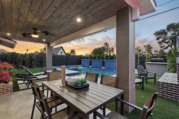 Outdoor dining - Walk to Old Town | Pool • Hot Tub • EV Charger (Scottsdale)