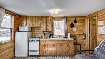 Refrigerador, microondas, parrilla de estufa y cafetera y tetera