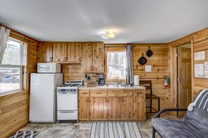 Køleskab, mikrobølgeovn, kogeplade, kaffe-/temaskine