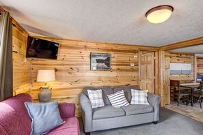 TV - The Walleye at Lincolnwood Resort (Birchwood)