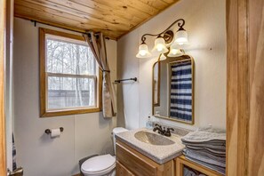 Bathroom - The Walleye at Lincolnwood Resort (Birchwood)