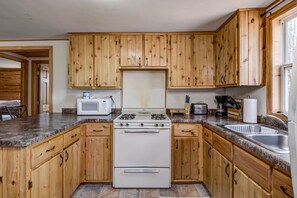 Køleskab, mikrobølgeovn, køkkentøj/tallerkener/redskaber