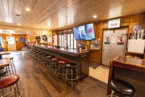 Bar (on property) - The Sunfish at Lincolnwood Resort (Birchwood)