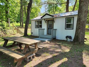 Outdoor dining - The Sunfish at Lincolnwood Resort (Birchwood)