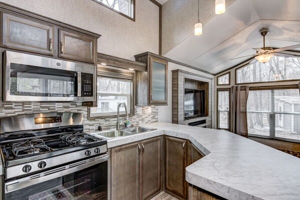 Cookware/dishes/utensils - The Cardinal at Lincolnwood Resort (Birchwood)