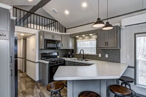 Køleskab, mikrobølgeovn, køkkentøj/tallerkener/redskaber