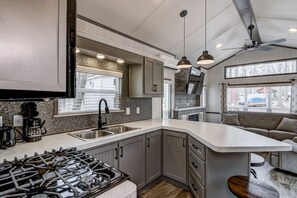 冷蔵庫、電子レンジ、調理器具と食器