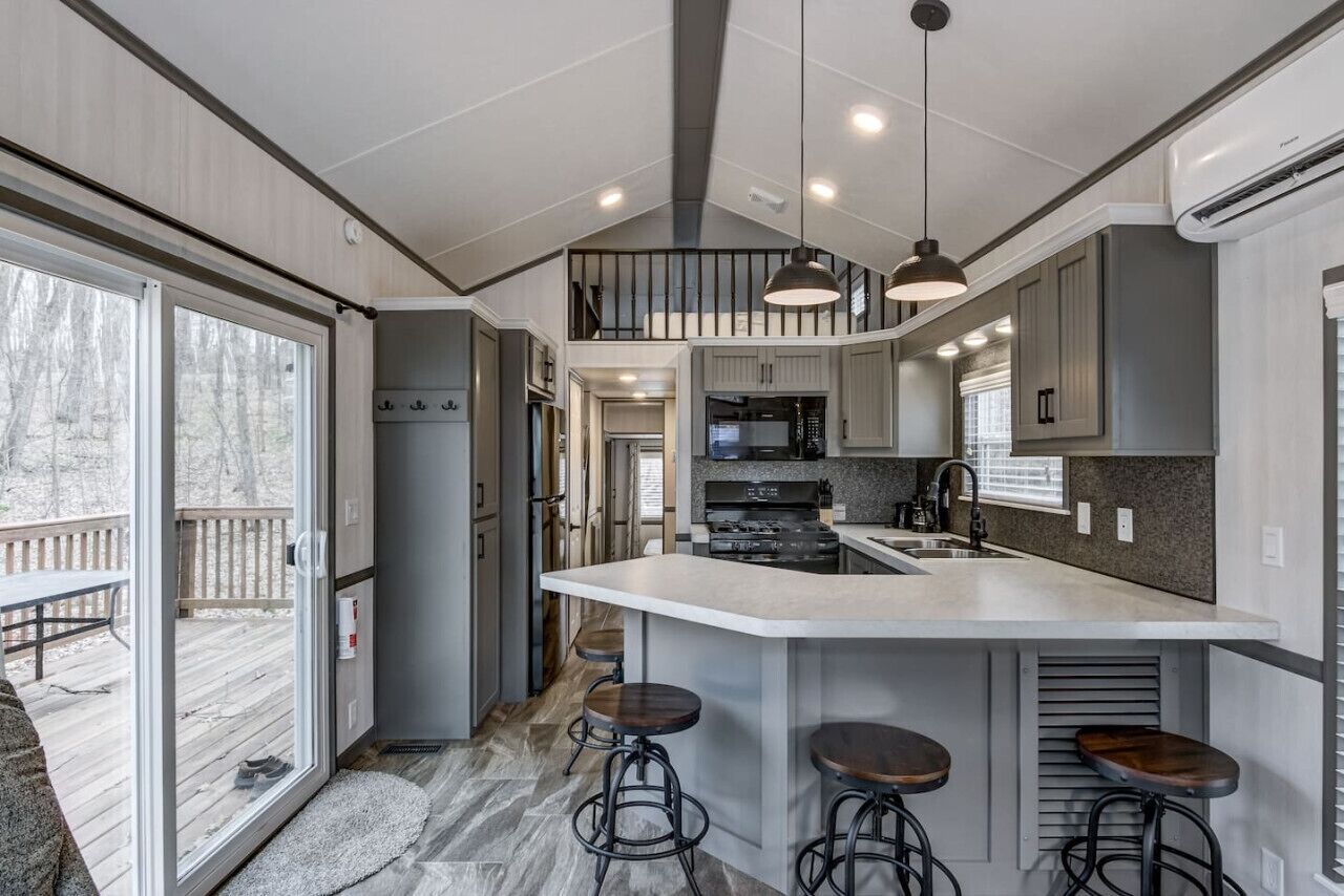 Kühlschrank, Mikrowelle, Kochgeschirr/Geschirr/Besteck