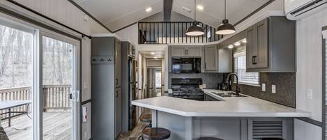 Réfrigérateur, micro-ondes, batterie de cuisine, vaisselle et ustensiles