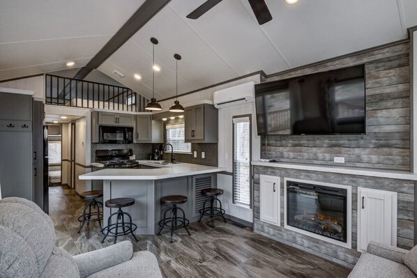 Réfrigérateur, micro-ondes, batterie de cuisine, vaisselle et ustensiles