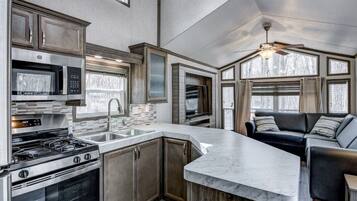 Cookware/dishes/utensils