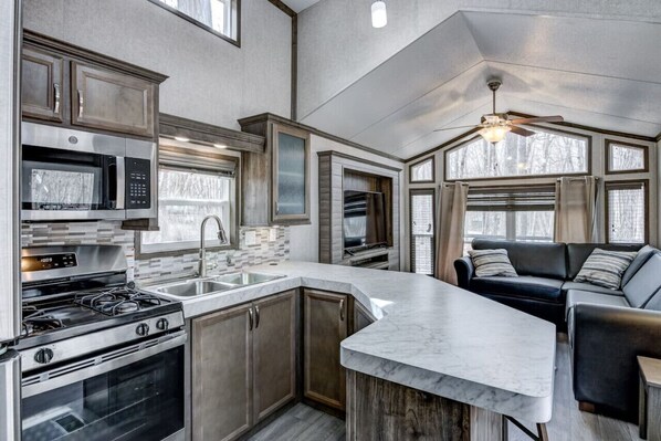 Batterie de cuisine, vaisselle et ustensiles