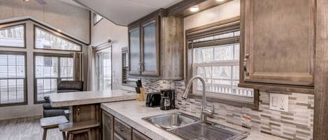 ثلاجة، ميكروويف، مستلزمات طهي/أطباق/أوعية