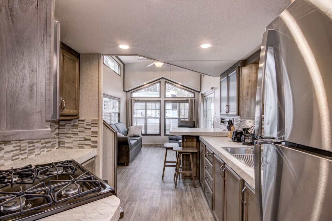 Kühlschrank, Mikrowelle, Kochgeschirr/Geschirr/Besteck