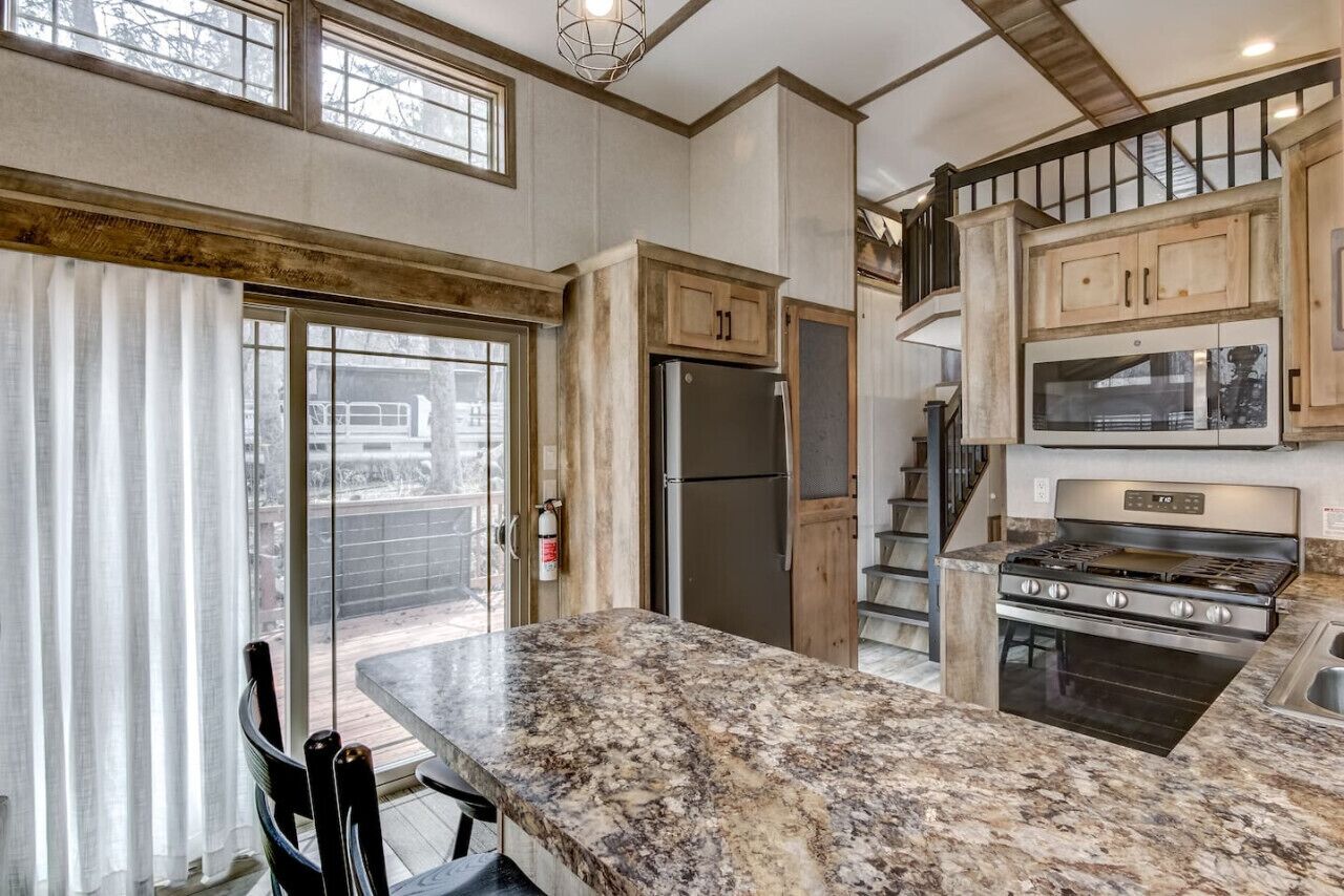 Kylskåp, mikrovågsugn och grytor/köksredskap