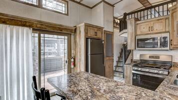 Kylskåp, mikrovågsugn och grytor/köksredskap