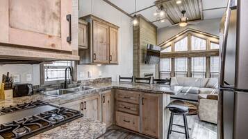 Frigorifero, microonde, pentole/stoviglie/utensili