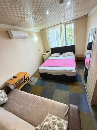 办公桌、笔记本电脑工作区、免费 WiFi. EVİM酒店