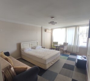 Habitación básica | 1 dormitorio, escritorio, espacio para trabajar con un portátil