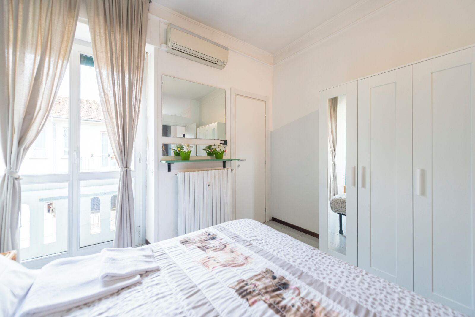 1 dormitori, planxa i posts de planxar, wifi i roba de llit 