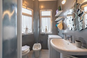 Een douche, een haardroger, een bidet, handdoeken