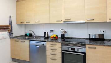 Frigorífico, microondas, horno y lavavajillas