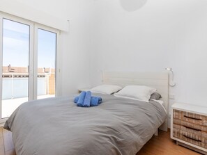 3 Schlafzimmer, Schreibtisch, Bügeleisen/Bügelbrett, WLAN
