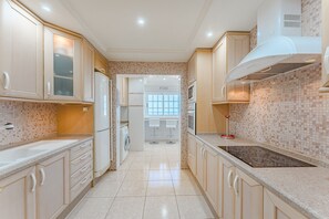 Jääkaappi, mikroaaltouuni, uuni, liesi