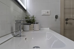 Dusj, hårføner, håndklær og toalettpapir