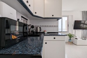 Kahvin-/teenkeitin, mikroaaltouuni, uuni, liesi